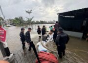 Brimob Polda NTB Gerak Cepat Evakuasi Warga Terdampak Banjir di Mataram
