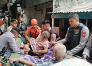 Polisi Evakuasi Lansia Korban Terdampak Banjir di Cengkareng