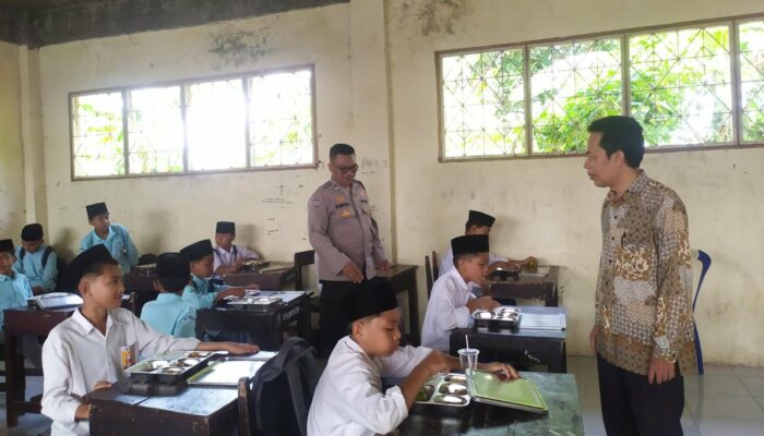 Polsek Lembar Pastikan Makanan Sehat Sampai ke Tangan Siswa