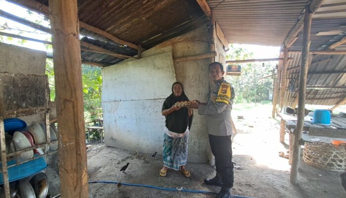 Bhabinkamtibmas Sekotong Giatkan Bantuan Sosial ke Warga Rentan