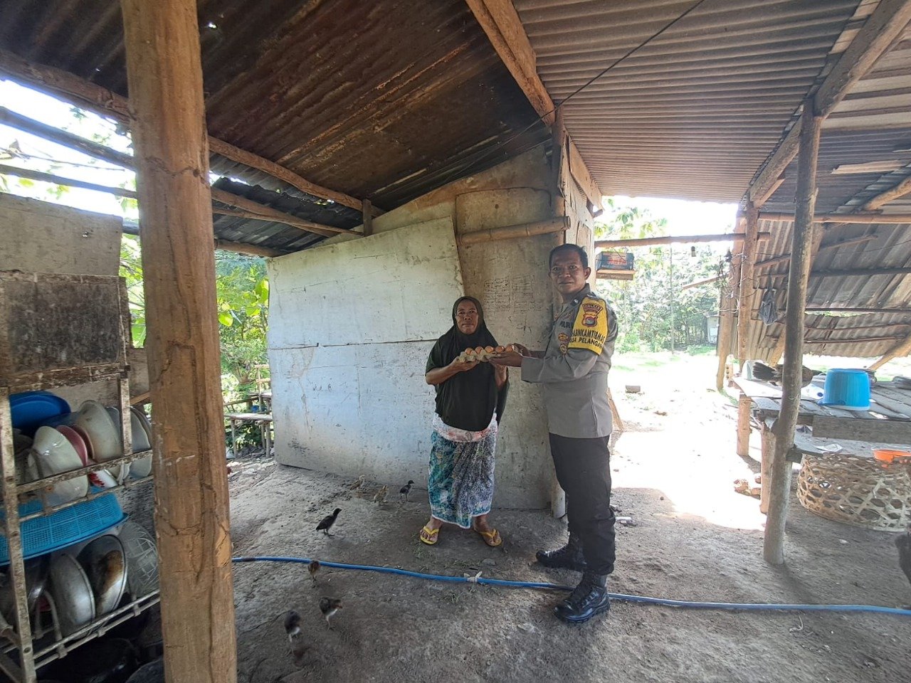 Bhabinkamtibmas Sekotong Giatkan Bantuan Sosial ke Warga Rentan