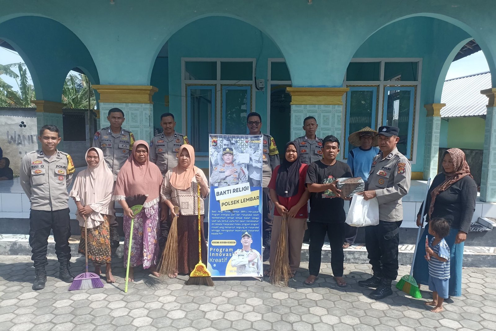 Bakti Religi Polsek Lembar: Ciptakan Lingkungan Ibadah Bersih dan Nyaman