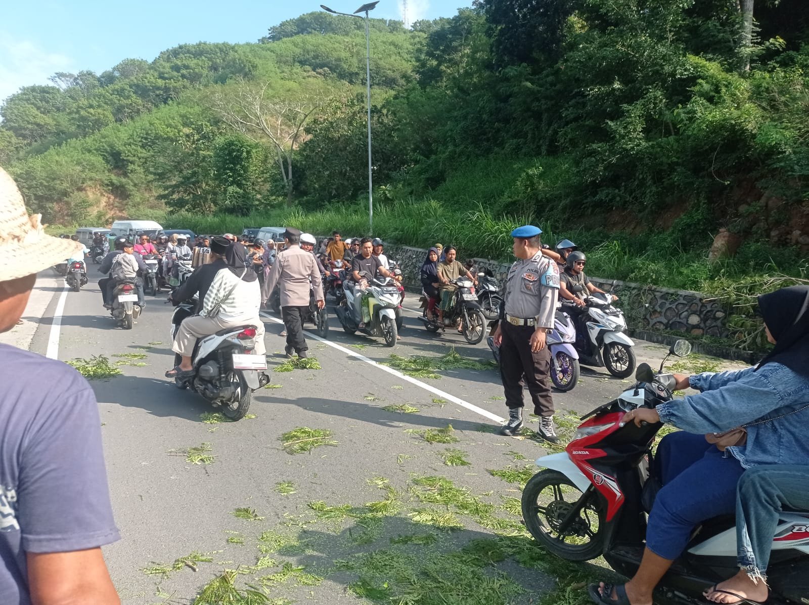 Respons Cepat Polsek Lembar Jaga Kamtibmas di Kegiatan Warga