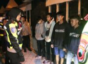 Patroli malam hari cegah aksi premanisme, AKBP Ratna temukan remaja nongkrong dan minum miras.