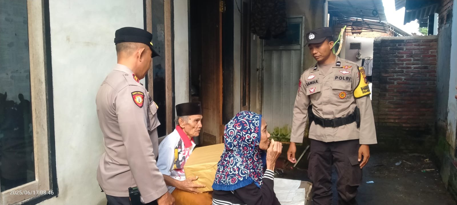 Hari Bhayangkara ke-79, Polsek Kediri Bantu Warga Lansia di Kediri Selatan