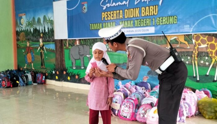 Mengenal Polisi Sejak Dini: Polsanak Warnai Edukasi Keselamatan di Gerung, Lombok Barat