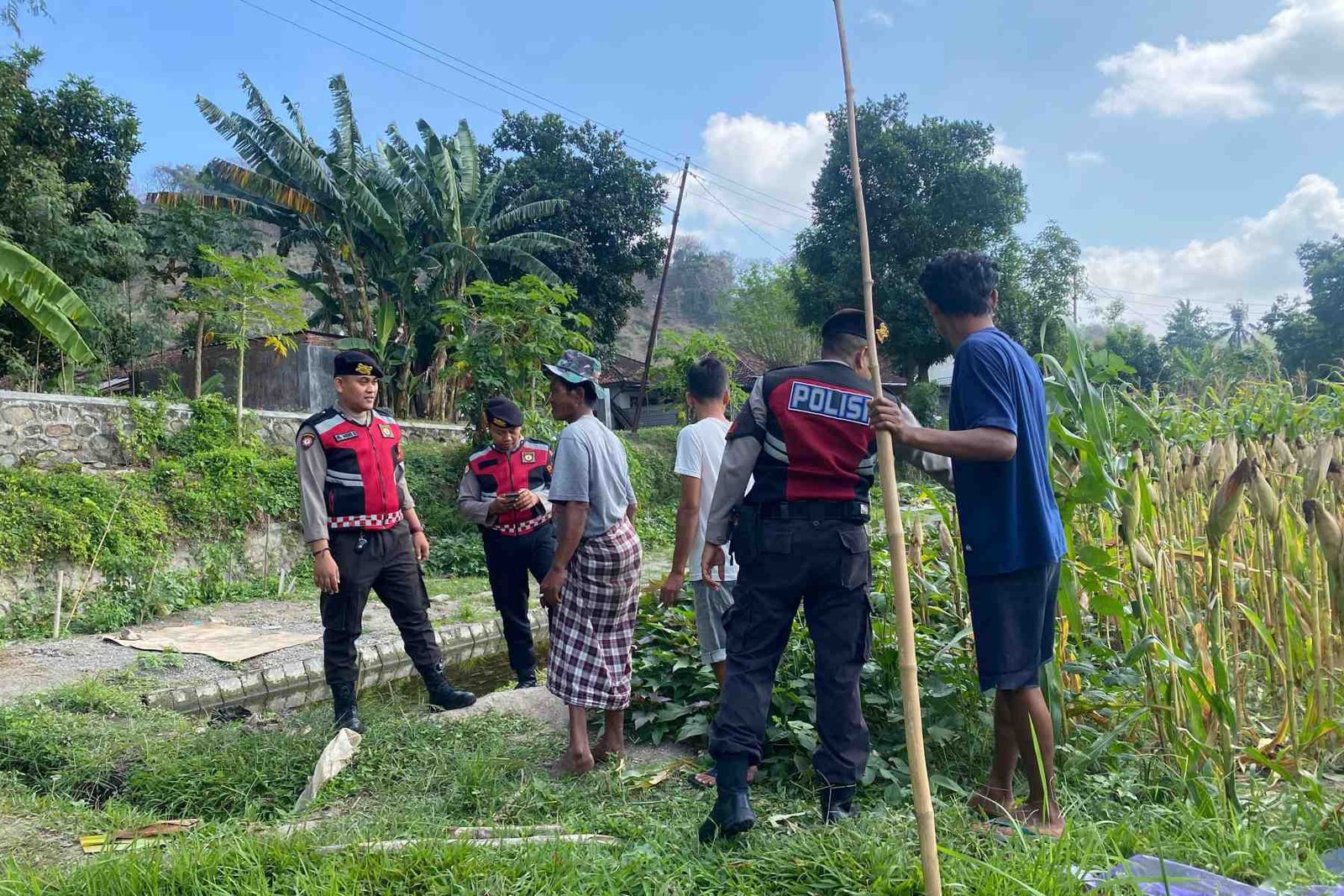 Polisi Lakukan Patroli Tanam Jagung di Dusun Kelebut untuk Dukung Swasembada Pangan