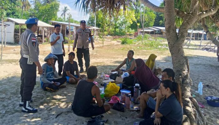 Polisi Siaga di Pantai Elak-Elak, Pastikan Wisata Aman dan Nyaman