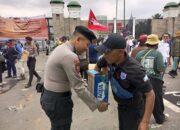 Aksi Simpatik, Polisi Bagikan Air Mineral dan Roti kepada Buruh di Depan DPR/MPR
