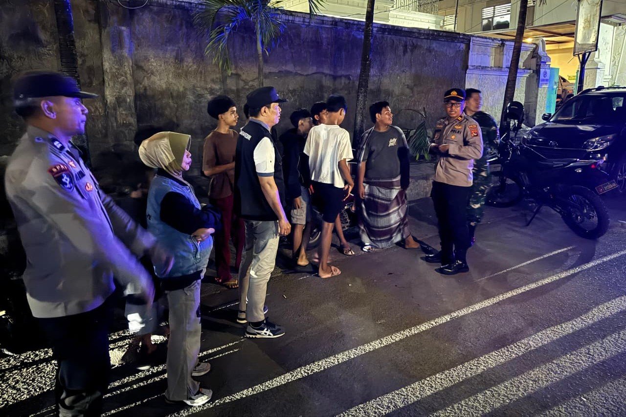 Patroli Gabungan Polsek Kediri, TNI, dan Forkopincam Jaga Kamtibmas Lombok Barat