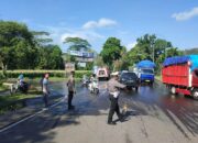Aksi Sigap Polsek Gerung Tangani Solar Tumpah di Jalan Utama Lombok Barat