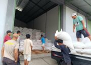 Bulog Mataram Serap 3,4 Ton Jagung Petani Gerung dengan Pengawalan Polisi