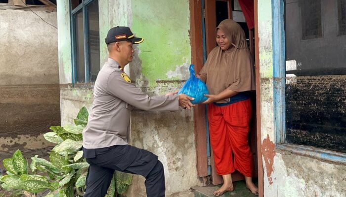 Ringankan Beban Sesama, Kapolres Bima Melalui Kapolsek Madapangga Salurkan Bantuan Sembako Bagi Warga Terdampak Banjir di Desa Monggo dan Desa Ncandi