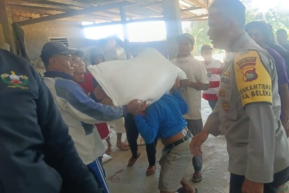 Dukung Ketahanan Pangan, Polsek Gerung Awasi Penyaluran 4,5 Ton Jagung