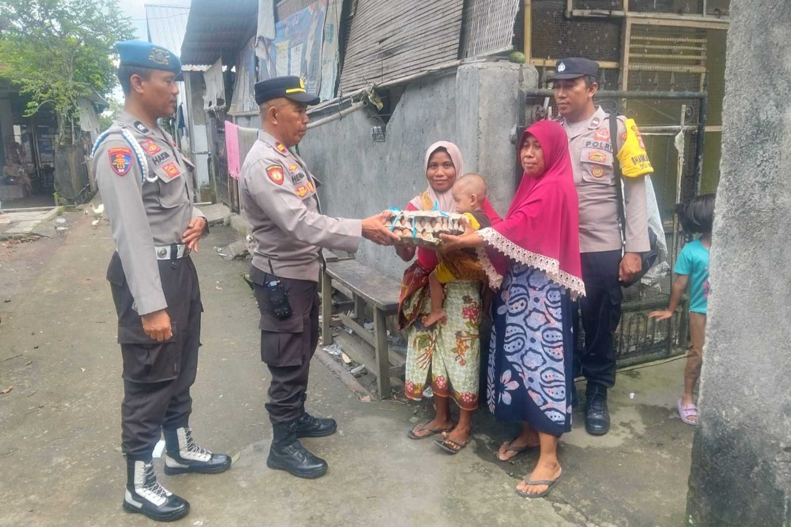Model Kemanusiaan: Polsek Kediri Donasikan Telur 132 Minggu