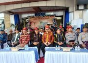 Kapolres Bima diwakili oleh Kabag Ren Menghadiri Upacara Peringatan HUT Provinsi NTB ke-67 di Halaman Kantor Bupati Bima